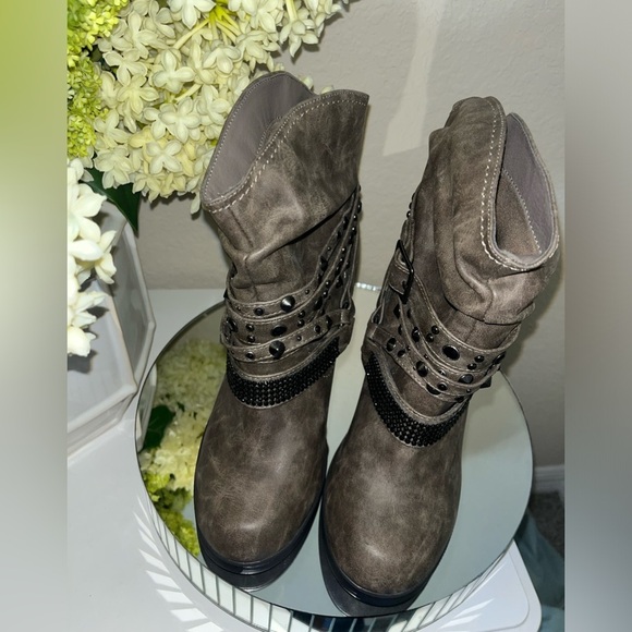 Daisy Fuentes Victoria Short Boots - Picture 4 of 16